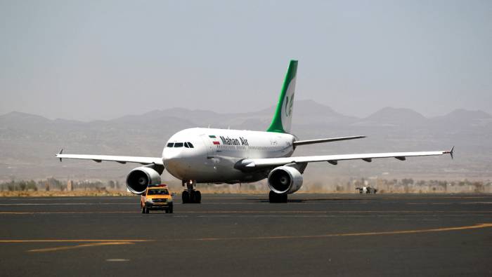 An Airbus A310-304 aircraft of Iranian airliner Mahan Air sits on the tarmac after landing at Sanaa International Airport in the Yemeni capital on March 1, 2015 a day after officials from the Shiite militia-controlled city signed an aviation agreement with Tehran.  Phi cơ hãng hàng không Iran Mahan Air tại sân bay Sanaa, Yemen tháng 3/2015. Ảnh: AFP