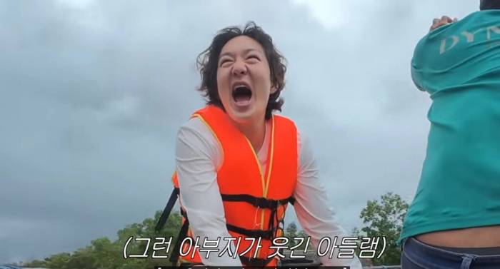 Changsub la hét khi thuyền thúng quay nhanh trên sông. Ảnh cắt từ video