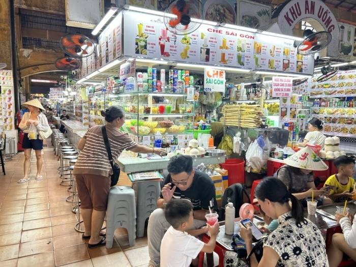 Một góc khu ăn uống trong chợ Bến Thành. Ảnh: Tuấn Anh