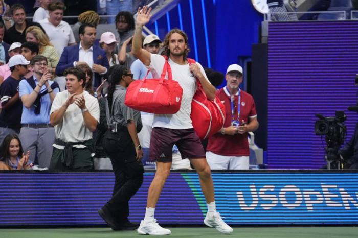 Tsitsipas vẫy chào khán giả khi rời sân, sau trận thua Shelton ở vòng bốn Mỹ Mở rộng tại Trung tâm Quần vợt Quốc gia Billie Jean King, quận Queens, New York, Mỹ ngày 6/9/2026. Ảnh: AP