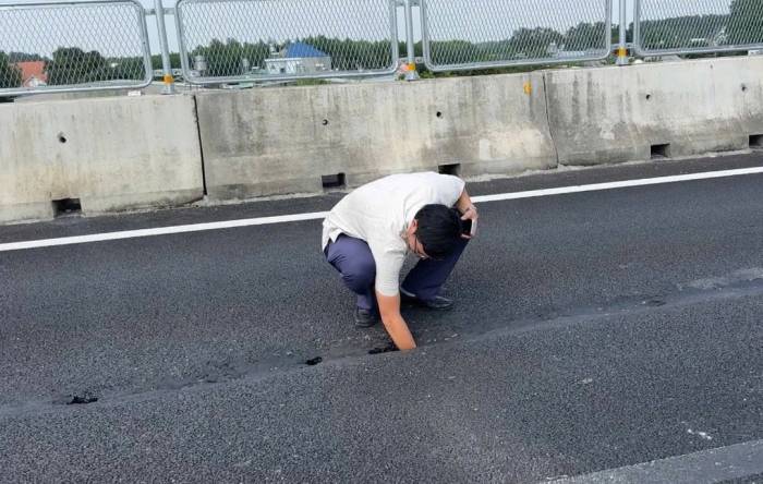 Mặt đường xuất hiện các lỗ lọt cả bàn tay, bên dưới bị khoét rộng. Ảnh: Thái Hà