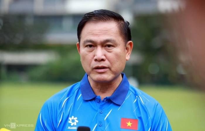 Phó Chủ tịch LĐBĐ Việt Nam Trần Anh Tú, kiêm Trưởng đoàn đội tuyển Việt Nam tại ASEAN Cup 2026, trả lời báo tại sân tập ở thủ đô Kuala Lumpur, Malaysia ngày 14/8/2026, trước trận gặp Malaysia ở lượt đi bán kết ASEAN Cup 2026. Ảnh: Đức Đồng