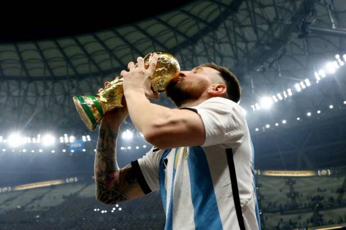 Messi hôn lên chiếc cúp World Cup 2022 sau trận Argentina – Pháp ở chung kết trên sân Lusail, Qatar ngày 18/12/2022. Ảnh: Reuters