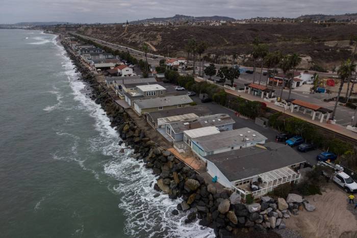 Những ngôi nhà bên bờ biển gần North Beach ở San Clemente, California, ngày 18/9. Ảnh: AP