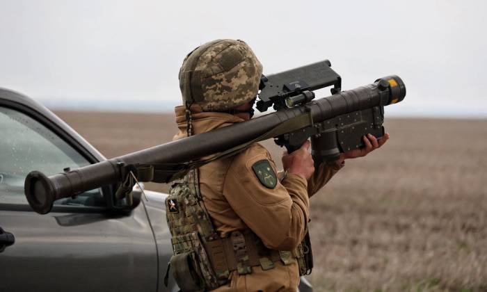 Binh sĩ Ukraine mang tên lửa phòng không vác vai tại tỉnh Mykolaiv hồi tháng 3. Ảnh: AFP
