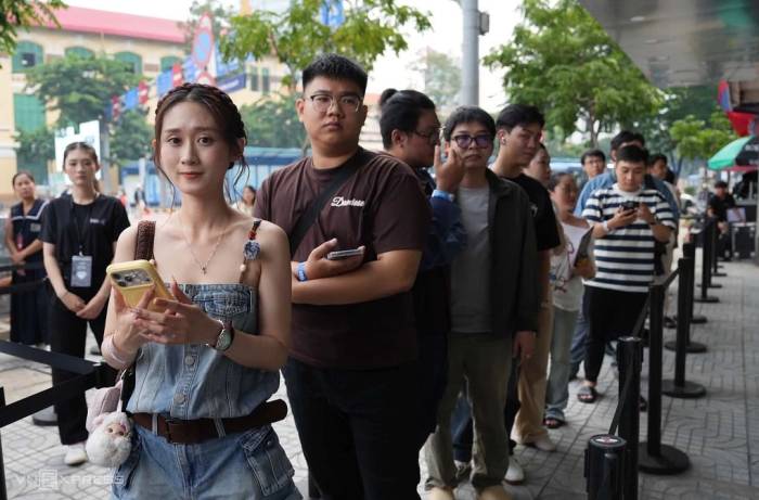 Người dùng Việt chờ đón iPhone thế hệ mới. Ảnh: Thanh Tùng