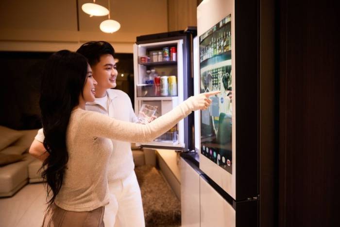 Tủ lạnh Samsung Bespoke AI có thể nhận diện thực phẩm, gợi ý công thức cho người dùng. Ảnh: Samsung