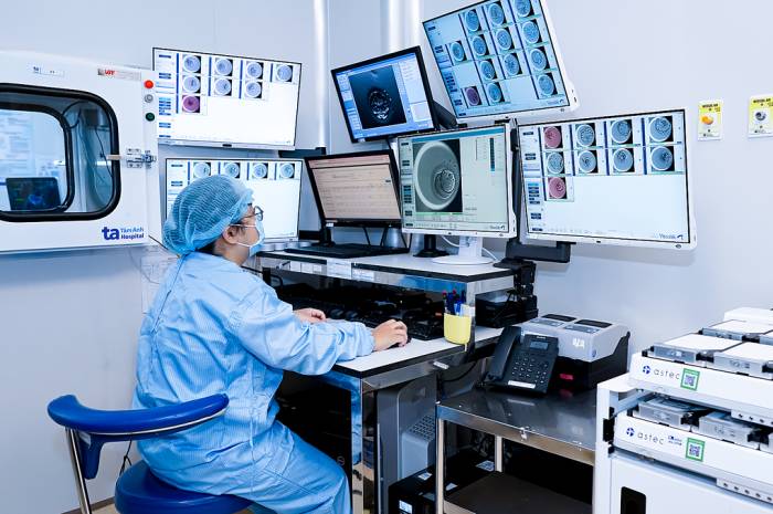 Chuyên viên phôi học quan sát sự phát triển của phôi. Ảnh: Bệnh viện Đa khoa Tâm Anh