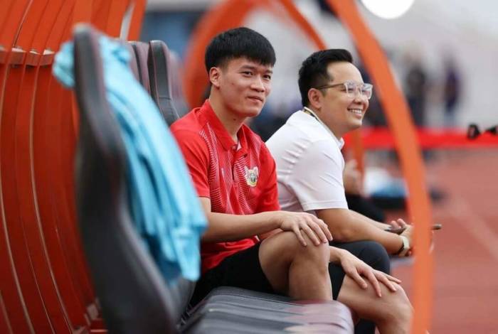 Tiền vệ Nguyễn Hoàng Đức (áo đỏ) ngồi ở khu kỹ thuật CLB Ninh Bình trước trận gặp Hải Phòng ở vòng 1 V-League 2026-2027, trên sân Lạch Tray, Hải Phòng ngày 5/9/2026. Ảnh: Ninh Bình FC