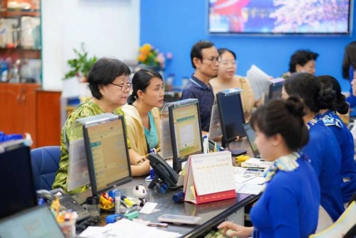 Khách tìm hiểu tour du lịch mùa thu tại trụ sở. Ảnh: Vietravel