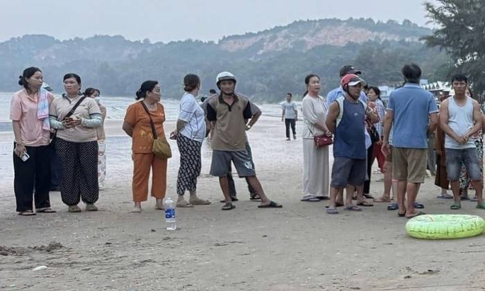 Khu vực biển Hòn Rơm nơi xảy ra vụ đuối nước. Ảnh: Long Sơn