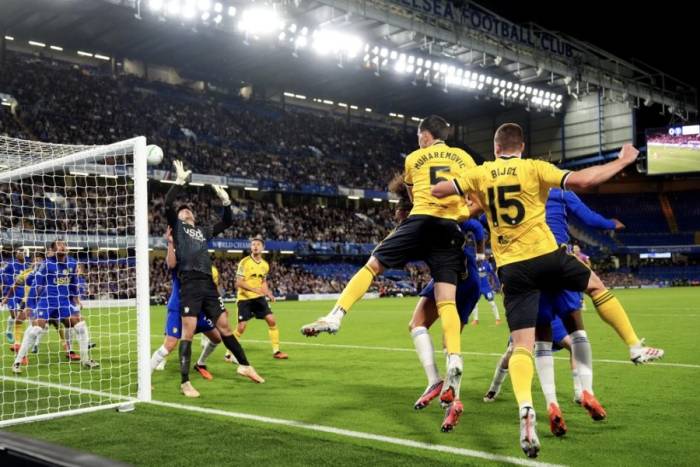 Tarik Muharemovic đánh đầu mở tỷ số trong trận Leeds thua Chelsea 3-6 ở vòng ba Cup Liên đoàn trên sân Stamford Bridge, London, Anh ngày 9/9/2026. Ảnh: AP
