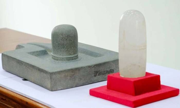 Linga thạch anh (bên trái) và Linga - Yoni Mương Mán. Ảnh: Cổng thông tin điện tử Lâm Đồng
