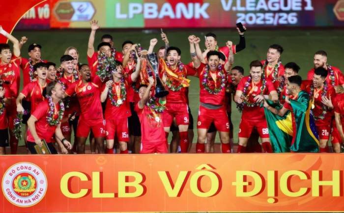 CLB Công an Hà Nội nâng Cup vô địch V-League 2025-2026 tại sân Hàng Đẫy, Hà Nội, ngày 31/5/2026. Ảnh: Hiếu Lương