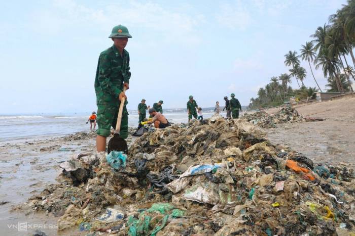Cán bộ chiến sĩ Biên phòng Mũi Né tham gia dọn rác trên bãi Rạng, ngày 19/19. Ảnh: Việt Quốc