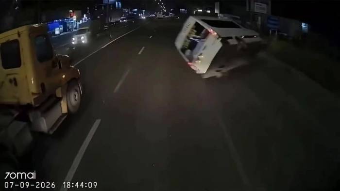 Xe van lật ngang sau va chạm xe đầu kéo
