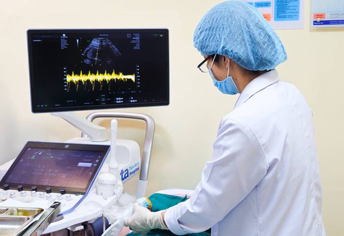 ThS.BS Nguyễn Phương Thảo siêu âm xác định vị trí để thực hiện sinh thiết gai nhau. Ảnh minh họa: Bệnh viện Đa khoa Tâm Anh