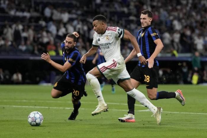 Kylian Mbappe đi bóng trước khi theo kèm của Hakan Calhanoglu và Benjamin Pavard trong trận đấu Champions League gặp Inter Milan tại sân Bernabeu, Madrid, Tây Ban Nha, ngày 8/9/2026. Ảnh: AP