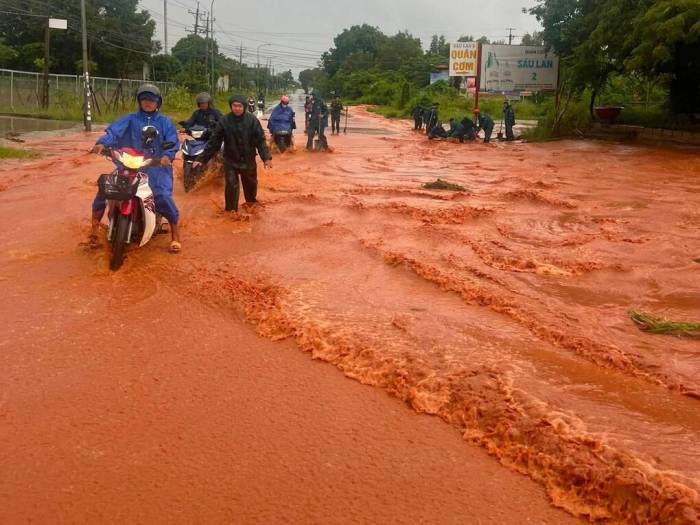 Lực lượng quân sự và công an phường ứng trực hỗ trợ người dân qua lại an toàn. Ảnh: Hữu Lệnh