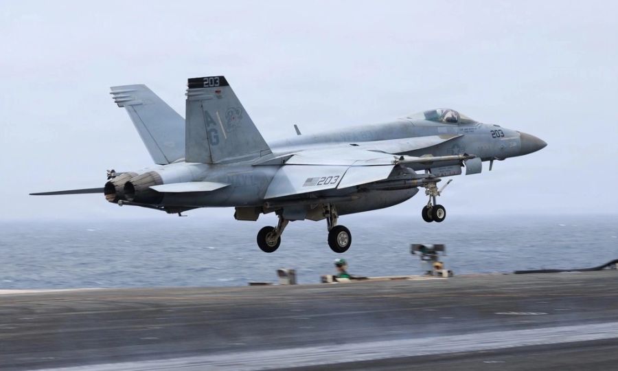 Tiêm kích F/A-18E Mỹ tại biển Arab hôm 16/6. Ảnh: US Navy