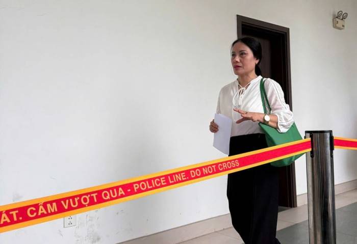 Bị cáo Bình tại khu vực trước cửa phòng xử án, sáng 10/9. Ảnh: Danh Lam