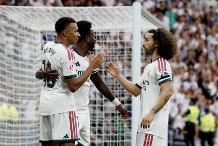 Mbappe ăn mừng bàn thắng cùng Vinicius và Marc Cucurella. Ảnh: Reuters