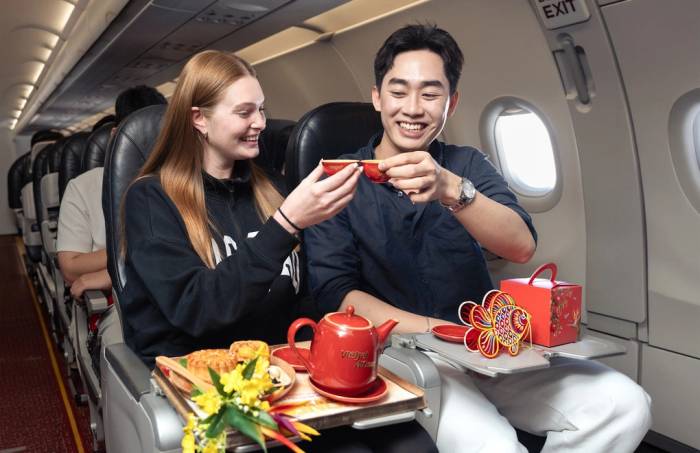 Du khách đón Trung thu trên chuyến bay Vietjet. Ảnh: Vietjet