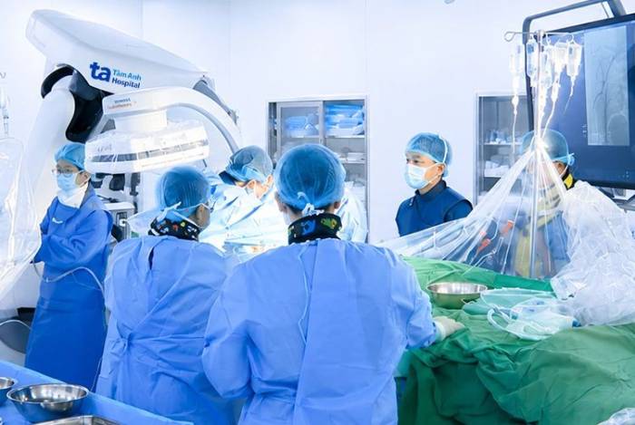 Êkíp can thiệp đặt stent mạch vành cho người bệnh. Ảnh: Bệnh viện Đa khoa Tâm Anh