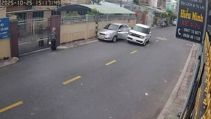 Đỗ ở lề đường lái xe mở cửa xô ôtô đang di chuyển