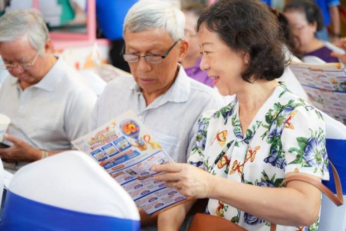 Du khách tìm hiểu các hành trình mùa Thu tại sự kiện. Ảnh: Vietravel