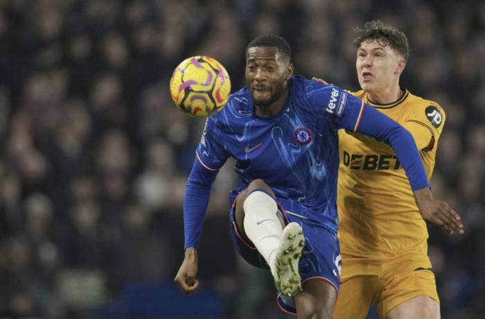 Tosin Adarabioyo (áo xanh) tranh bóng với Jorgen Strand Larsen trong trận Chelsea gặp Wolves ở Ngoại hạng Anh trên sân Stamford Bridge, London, Anh ngày 20/1/2025. Ảnh: AP