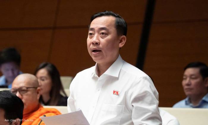 Phó trưởng đoàn đại biểu Quốc hội Cần Thơ Đào Chí Nghĩa phát biểu tại phiên thảo luận sáng 21/8. Ảnh: Cổng thông tin Điện tử Quốc hội