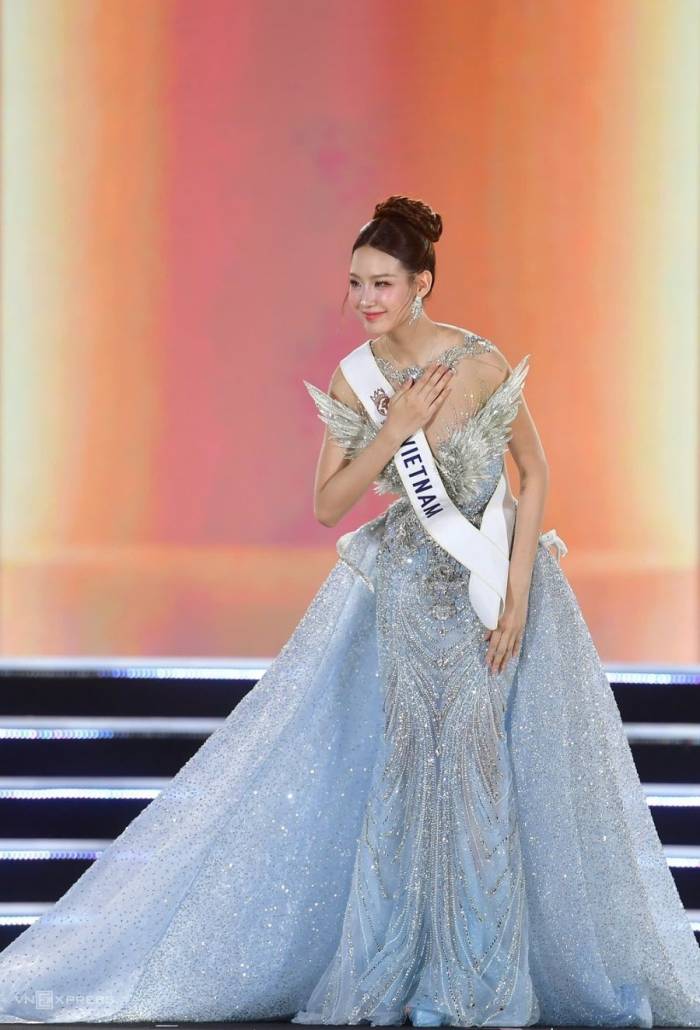 Theo Bảo Ngọc, chặng đường của cô ở Miss World chứa đựng sự biết ơn nên trong nhiều khoảnh khắc trên sân khấu cô thường cúi đầu hoặc đặt lên ngực. Ảnh: Thanh Tùng