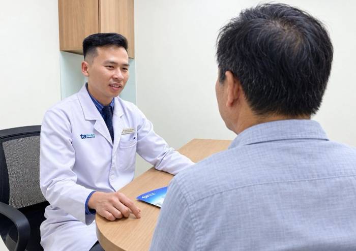 Bác sĩ Phúc tư vấn cho người bệnh. Ảnh minh họa: Bệnh viện Đa khoa Tâm Anh