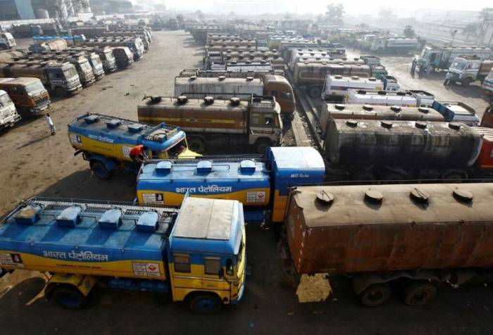 Các xe chứa dầu ở ngoại ô Kolkata tháng 2/2015. Ảnh: Reuters