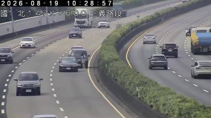 Đứng giải quyết xe va chạm trên cao tốc, ba người thiệt mạng