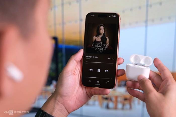 AirPods 5 bản sạc không dây thêm nhiều tính năng, thời lượng pin với giá cao hơn 500.000 đồng. Ảnh: Tuấn Hưng