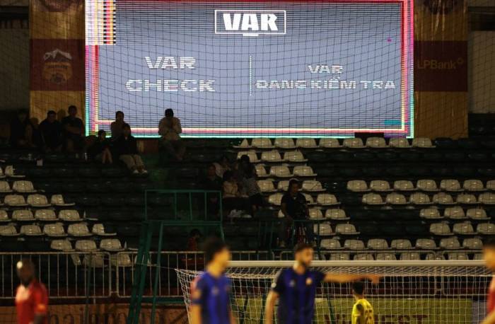 VAR vào cuộc kiểm tra việt vị trong trận HAGL thua Hải Phòng 1-3 ở vòng 2 V-League 2026-2027, chiều 13/9 trên sân vận động Pleiku, Gia Lai. Ảnh: Đức Đồng