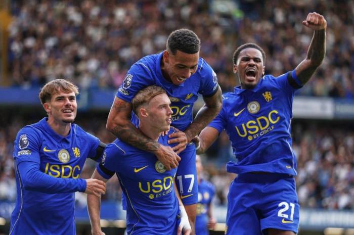 Cole Palmer (giữa) ăn mừng cùng đồng đội sau khi ghi bàn thứ tư cho Chelsea trong trận đấu với Brighton tại Ngoại hạng Anh, trên sân Stamford Bridge, London, ngày 30/8/2026. Ảnh: AP