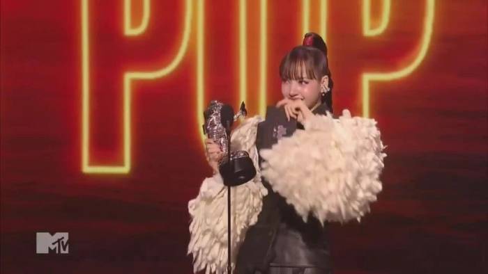 Lisa khóc khi thắng giải Best Pop tại VMAs 2026