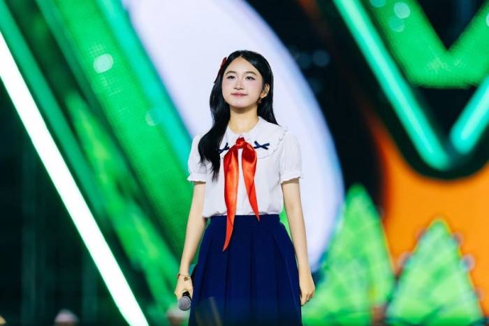 Candy Ngọc Hà tên đầy đủ là Dương Ngọc Hà, 13 tuổi, sinh tại TP HCM. Cô bé đã hoạt động nghệ thuật 10 năm, có nhiều MV thiếu nhi đạt hàng chục triệu lượt xem như Đàn gà con trong sân, Bé chúc Tết mọi người. Giọng ca nhí còn làm MC, mẫu ảnh, lồng tiếng cho phim hoạt hình và tham gia các gameshow. Ảnh: Nhân vật cung cấp