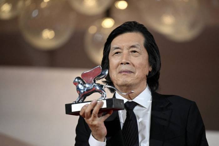 Đạo diễn Lee Chang Dong trên thảm đỏ sau lễ bế mạc Liên hoan phim Venice lần thứ 83, hôm 12/9. Ảnh: AFP