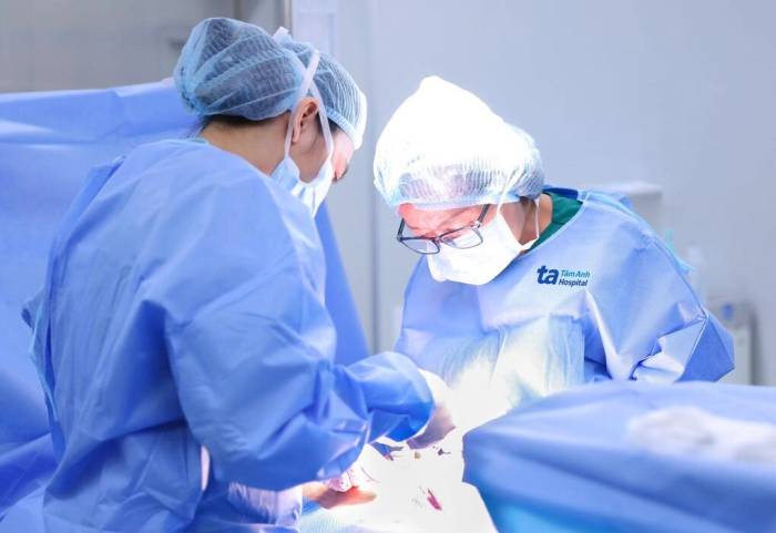 Êkíp bác sĩ Trung tâm Sản Phụ khoa phẫu thuật cho bệnh nhân. Ảnh: Bệnh viện Đa khoa Tâm Anh