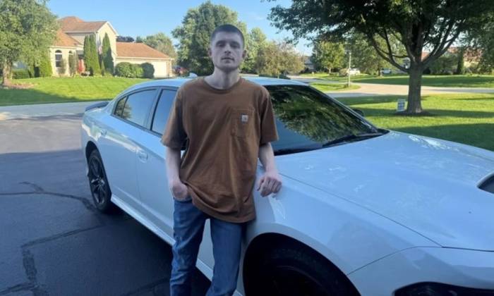 Colton Comstock bên cạnh chiếc xe hơi yêu thích. Ảnh: CNN