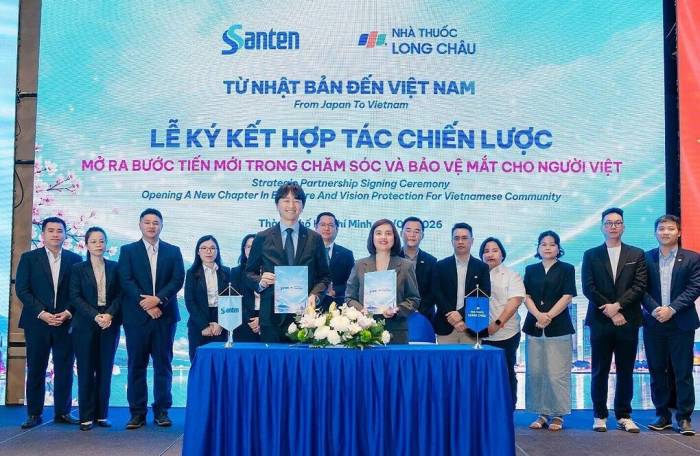 Đại diện Long Châu, Santen và các khách mời tại lễ ký kết. Ảnh: Long Châu