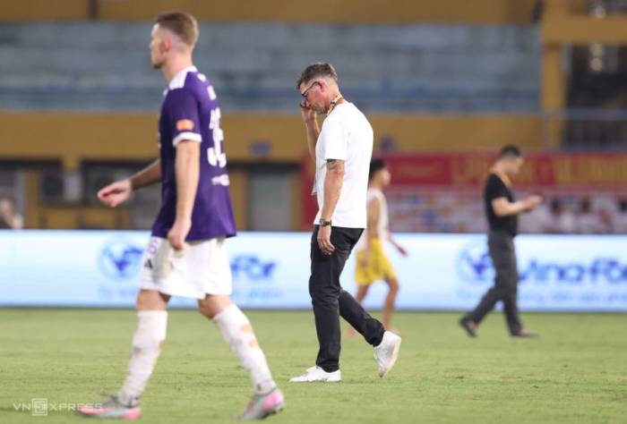 HLV người Australia Harry Kewell (áo trắng) của Hà Nội FC thất vọng sau trận thua SLNA 1-4 ở vòng 2 V-League 2026-2027 trên sân Hàng Đẫy, Hà Nội ngày 12/9/2026. Ảnh: Hoàng Huynh