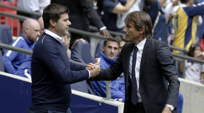HLV Mauricio Pochettino (trái) bắt tay Antonio Conte trước trận Tottenham gặp Chelsea ở Ngoại hạng Anh trên sân Wembley, London ngày 20/8/2017. Ảnh: AFP