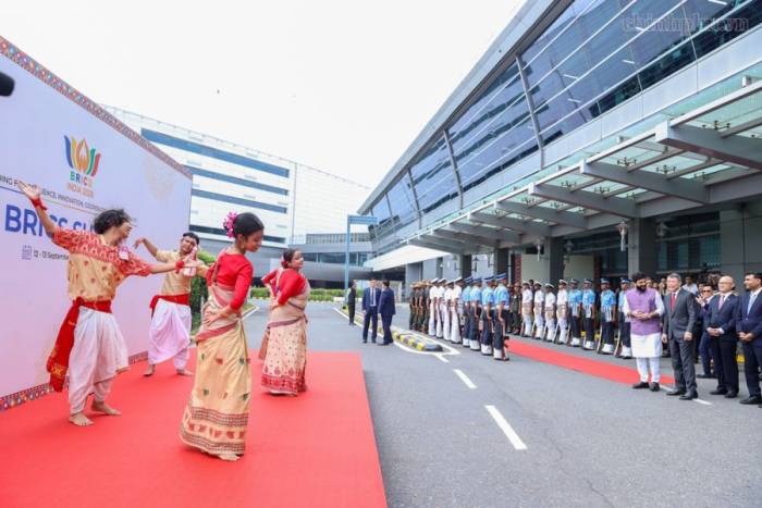 Chương trình văn nghệ chào đón Thủ tướng Lê Minh Hưng tại sân bay. Ảnh: Báo Chính phủ