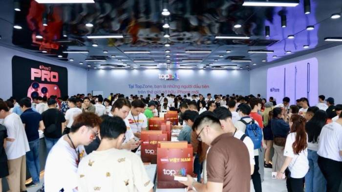 Năm ngoái, TopZone mở pop-up store ở phố đi bộ Nguyễn Huệ, giao hàng sớm iPhone 17 và iPhone Air ngay khi mở bán. Ảnh: TopZone