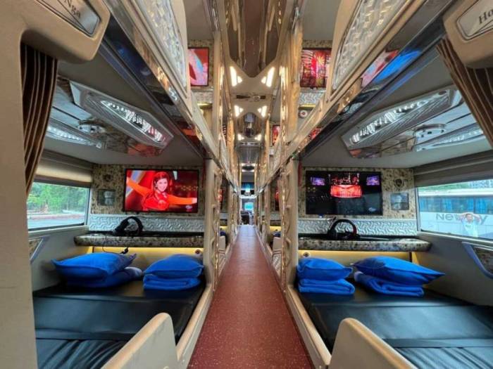 Bên trong một xe khách với thiết kế buồng đôi. Ảnh: sungetawaystravel
